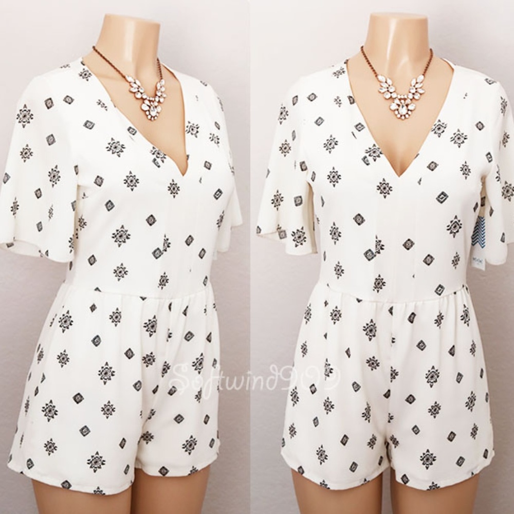 ☝️Last one ☝️Ivory V Neck Flutter Boho CUTE Romper - Picture 2 of 8